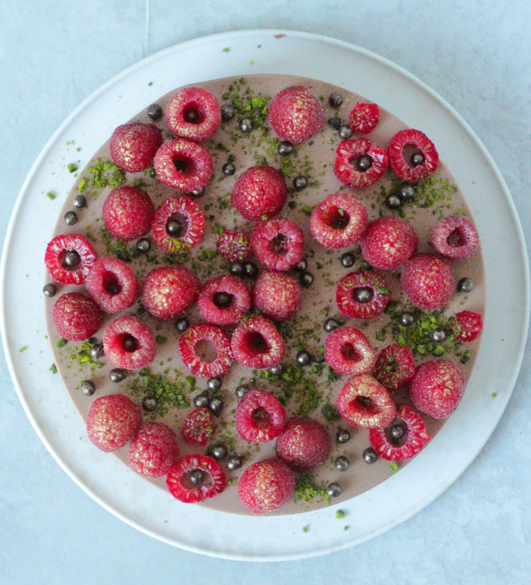 Limekage med pistacie og mælkechokolademousse
