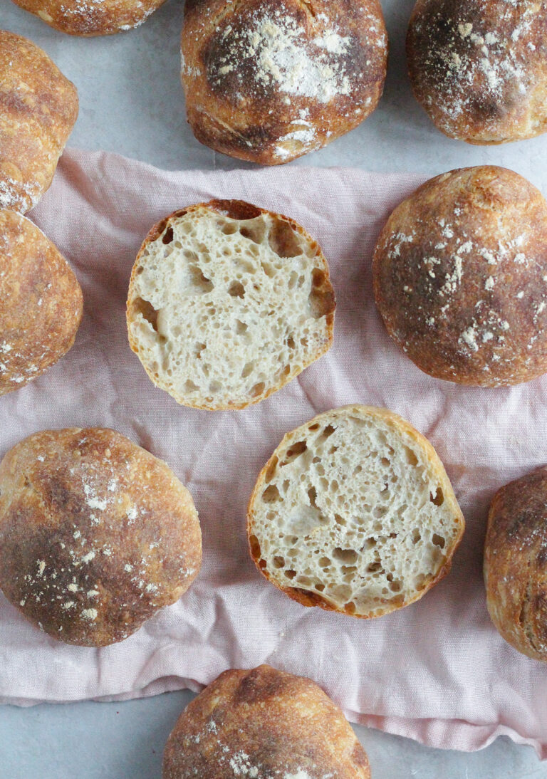 Surdejsboller uden røremaskine – med fuldkornsspeltmel