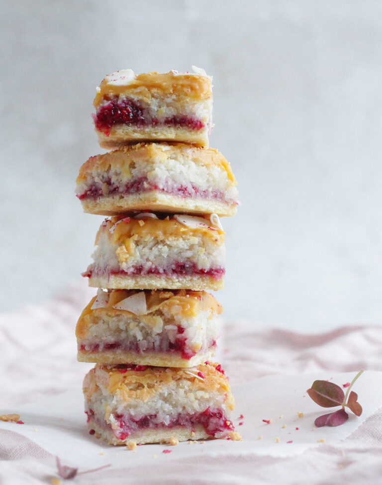 Kokossnitter med hindbærmarmelade og karamelganache