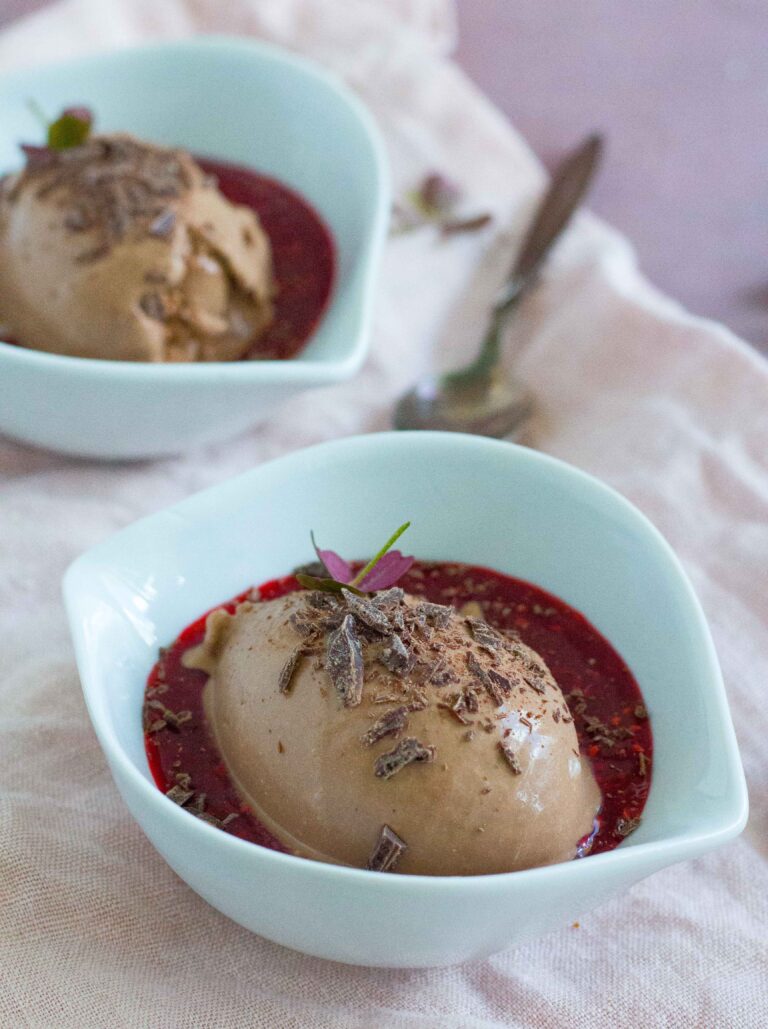 Mørk chokoladeis med hindbærcoulis