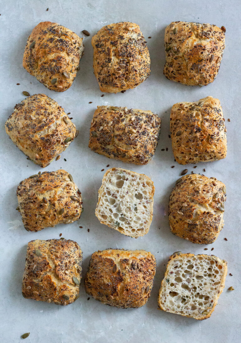 Koldhævede rundstykker med frø og kerner